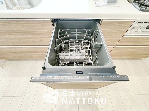 【食器洗い乾燥機】食後の時間にゆとりを与えてくれる食器洗い乾燥機。
操作ボタンも上面にあるので、腰をかがめずに操作ができラクラクです。