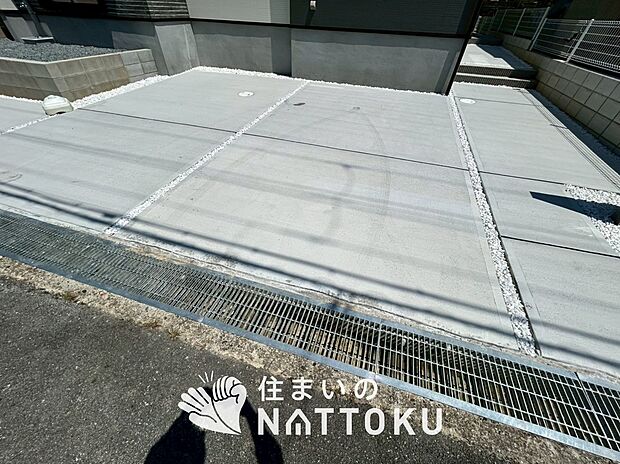 【現地写真(駐車場)】駐車スペースが広く、運転が苦手な方も安心です。