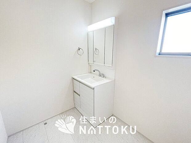 【洗面台・洗面所】鏡の両サイドは、必要なものを取出しやすく、大きな鏡面で朝の準備も快適。
使いやすいリフトアップ機能付きのシングルレバーシャワー水栓付です。