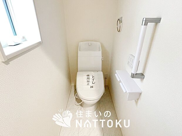 【トイレ】汚れてもサッとひと拭きでお手入れ簡単、エコ仕様の温水洗浄便座付きのトイレです。
バリアフリーにも配慮しています。