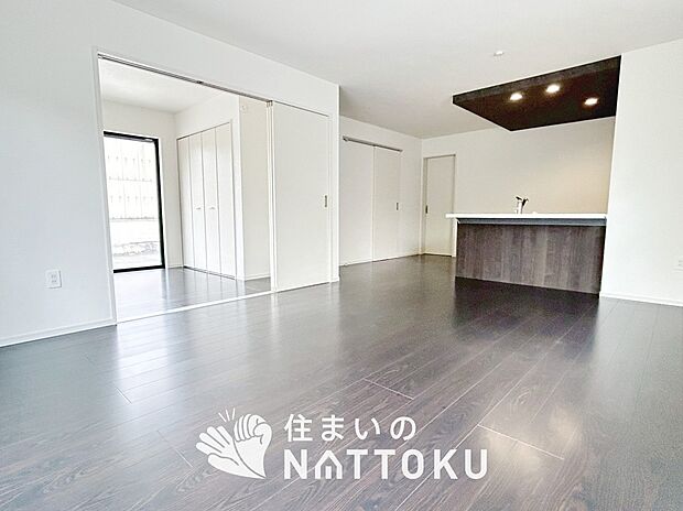 【現地写真（リビング）】フローリング材には、木目、色調など木材特有の風合いがあり、ナチュラルな美しさになっています。