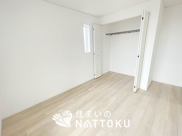 【現地写真(寝室)】木目の美しさを際立たせるシンプルデザインの建具を使用しています。