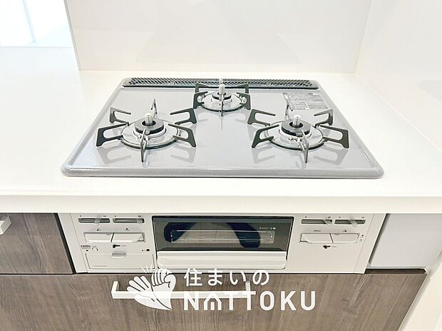 【ビルトインコンロ】フラットな構造で清掃性が高く、過熱防止センサー付3口タイプで日頃の家事も快適です。