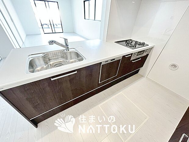 【現地写真(キッチン)】収納たっぷりのシステムキッチン、浄水器付水栓を標準装備しています。