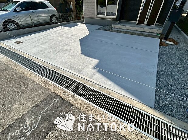 【現地写真(駐車場)】駐車スペースが広く、運転が苦手な方も安心です。