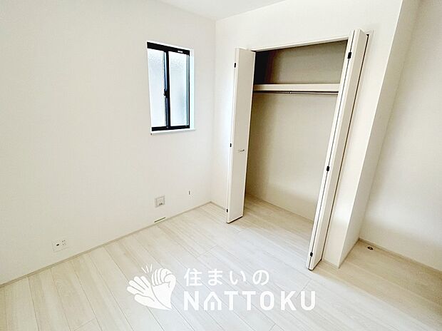 【現地写真(寝室)】木目の美しさを際立たせるシンプルデザインの建具を使用しています。