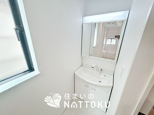 【洗面台・洗面所】鏡の両サイドは、必要なものを取出しやすく、大きな鏡面で朝の準備も快適。
使いやすいリフトアップ機能付きのシングルレバーシャワー水栓付です。