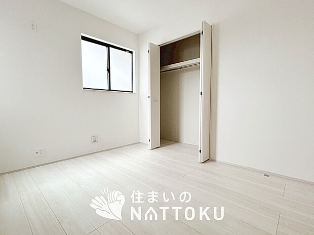 【現地写真(寝室)】木目の美しさを際立たせるシンプルデザインの建具を使用しています。