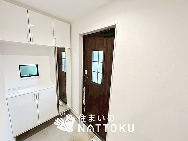 【現地写真(玄関)】玄関には、大型のシューズ収納を設置しています。