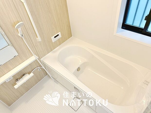 【現地写真(浴室)】浴室暖房乾燥機付き。1坪タイプで広々です。