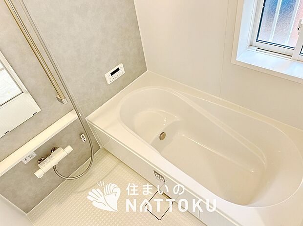 【現地写真(浴室)】浴室暖房乾燥機付き。1坪タイプで広々です。