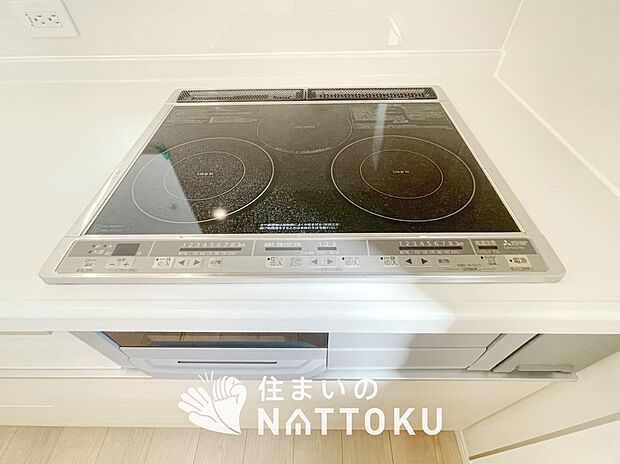 【ビルトインコンロ】フラットな構造で清掃性が高く、過熱防止センサー付3口タイプで日頃の家事も快適です。