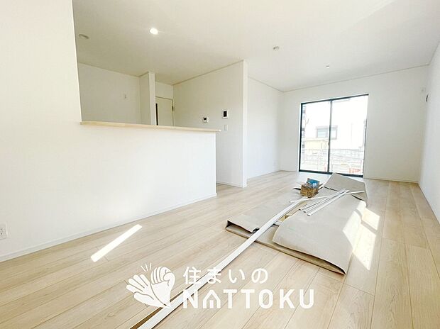 【現地写真(リビング)】フローリング材には、木目、色調など木材特有の風合いがあり、ナチュラルな美しさになっています。