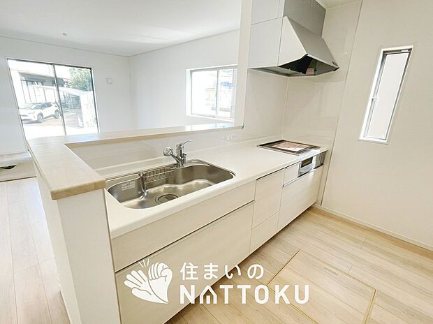 【現地写真(キッチン)】収納たっぷりのシステムキッチン、浄水器付水栓を標準装備しています。