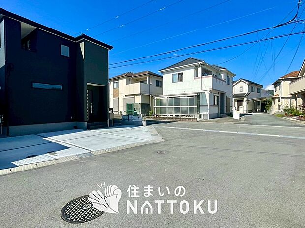 【現地写真(前道含む外観)】健康被害に配慮したもっとも安全性の高い建材を採用し、シックハウス対策をしております。