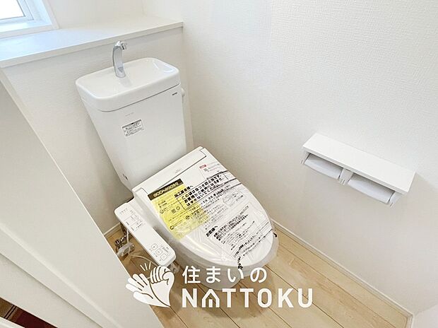 【トイレ】汚れてもサッとひと拭きでお手入れ簡単、エコ仕様の温水洗浄便座付きのトイレです。
バリアフリーにも配慮しています。