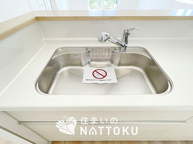 【浄水器内臓ハンドシャワー付シンク】広々とした凸型シンクに洗剤ポケットを標準装備。すっきり収納できます。
また、蛇口の先端に浄水器を内蔵しているため場所をとりません。