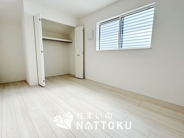 【現地写真(寝室)】木目の美しさを際立たせるシンプルデザインの建具を使用しています。