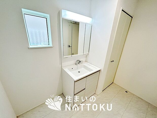 【洗面台・洗面所】鏡の両サイドは、必要なものを取出しやすく、大きな鏡面で朝の準備も快適。
使いやすいリフトアップ機能付きのシングルレバーシャワー水栓付です。