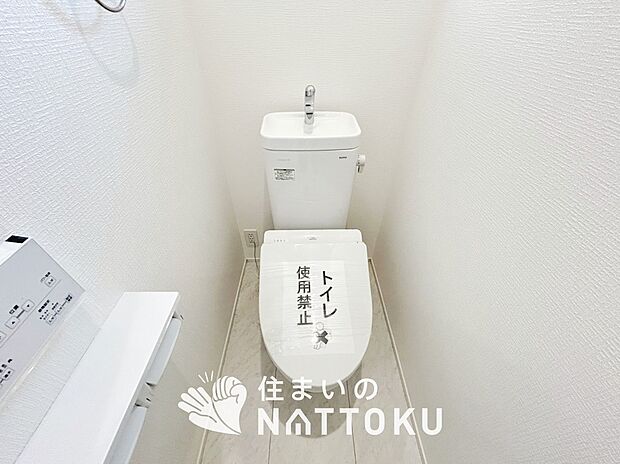 【トイレ】汚れてもサッとひと拭きでお手入れ簡単、エコ仕様の温水洗浄便座付きのトイレです。
バリアフリーにも配慮しています。