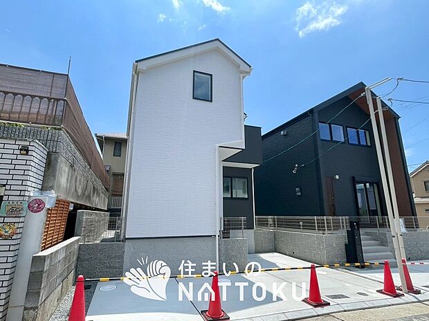 【現地写真(外観)【1号地】】軽くて火災に強い屋根材を採用し、地震時の建物への負担や揺れを軽減しています。