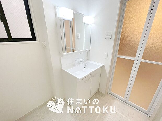 【洗面台・洗面所】鏡の両サイドは、必要なものを取出しやすく、大きな鏡面で朝の準備も快適。
使いやすいリフトアップ機能付きのシングルレバーシャワー水栓付です。