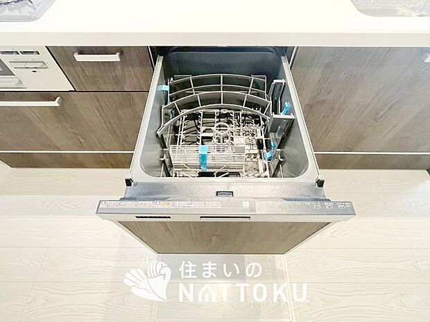 【食器洗い乾燥機】食後の時間にゆとりを与えてくれる食器洗い乾燥機。
操作ボタンも上面にあるので、腰をかがめずに操作ができラクラクです。

