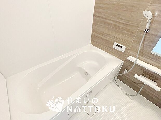 【現地写真(浴室)】浴室暖房乾燥機付き。1坪タイプで広々です。