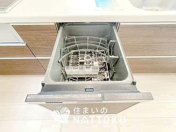 【食器洗い乾燥機】食後の時間にゆとりを与えてくれる食器洗い乾燥機。
操作ボタンも上面にあるので、腰をかがめずに操作ができラクラクです。