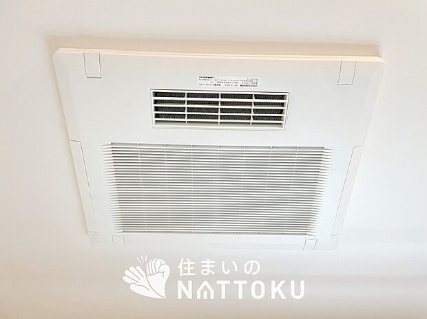 【浴室暖房換気乾燥機】寒い冬場はあたたかく、暑い夏場は扇風機のような心地よさです。
雨の日は、浴室が衣類乾燥スペースになります。