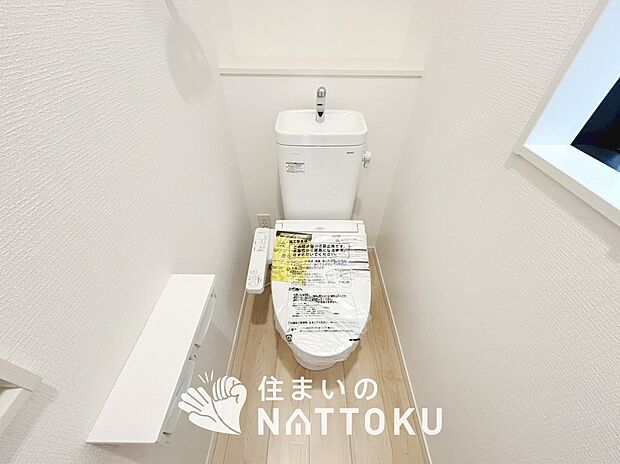 【トイレ】汚れてもサッとひと拭きでお手入れ簡単、エコ仕様の温水洗浄便座付きのトイレです。
バリアフリーにも配慮しています。