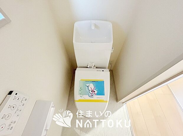 【トイレ】汚れてもサッとひと拭きでお手入れ簡単、エコ仕様の温水洗浄便座付きのトイレです。
バリアフリーにも配慮しています。