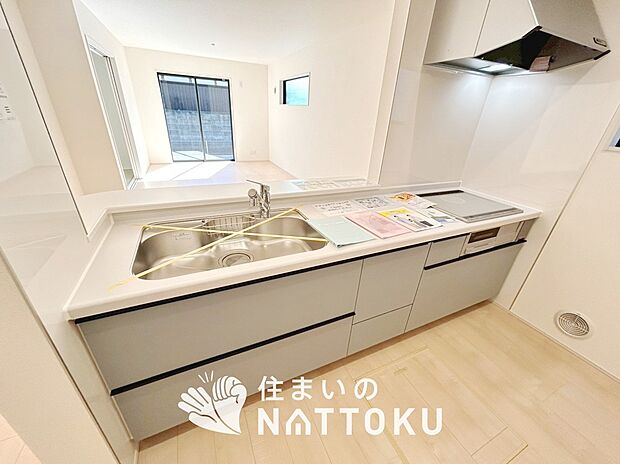 【現地写真(キッチン)】収納たっぷりのシステムキッチン、浄水器付水栓を標準装備しています。