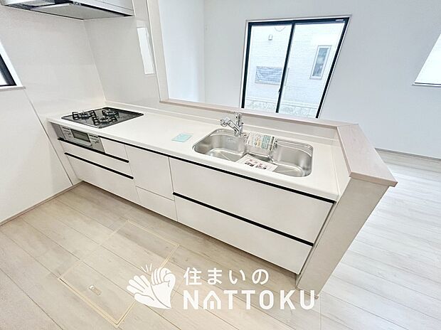 【現地写真(キッチン)】収納たっぷりのシステムキッチン、浄水器付水栓を標準装備しています。