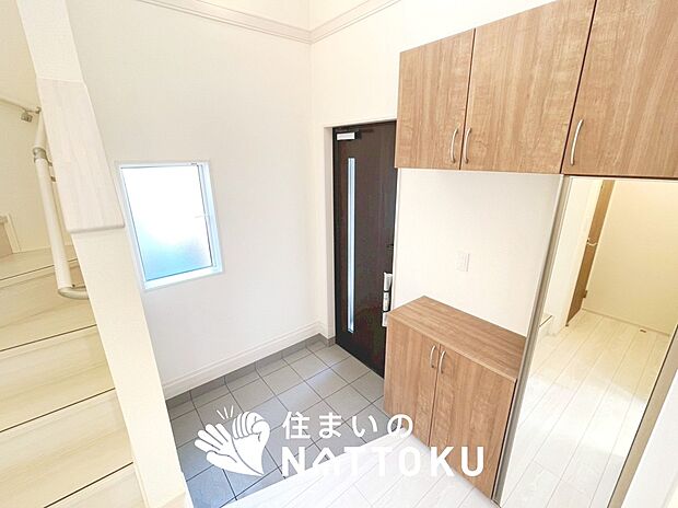 【現地写真（玄関）】玄関には、大型のシューズ収納を設置しています。