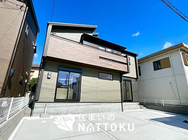 【現地写真（外観）】雨で汚れを落とし、耐久性・耐候性に優れた外壁を使用しています。