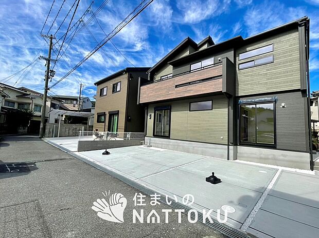 【現地写真（前道含む外観）】軽くて火災に強い屋根材を採用し、地震時の建物への負担や揺れを軽減しています。