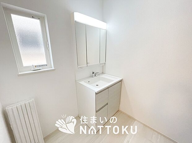 【洗面台・洗面所】鏡の両サイドは、必要なものを取出しやすく、大きな鏡面で朝の準備も快適。
使いやすいリフトアップ機能付きのシングルレバーシャワー水栓付です。