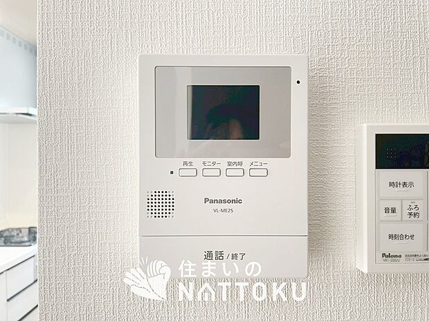 【TVモニター付インターホン】手放し通話ができ、送話表示灯で送話・受話状態が確認できます。
映像と音声で玄関先の様子をチェックできるモニター機能や、夜間の訪問者の顔も確認できるLEDライトを装備しています。