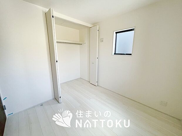 【現地写真(洋室)】木目の美しさを際立たせるシンプルデザインの建具を使用しています。