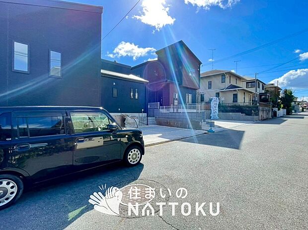 【現地写真(前道含む外観)】健康被害に配慮したもっとも安全性の高い建材を採用し、シックハウス対策をしております。