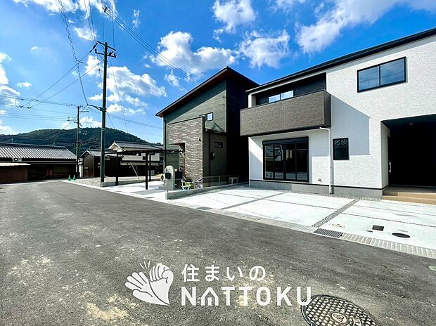 【現地写真（前道含む外観）】お引渡し後も無償の定期点検を行っており、暮らしの安心をお届けしています。