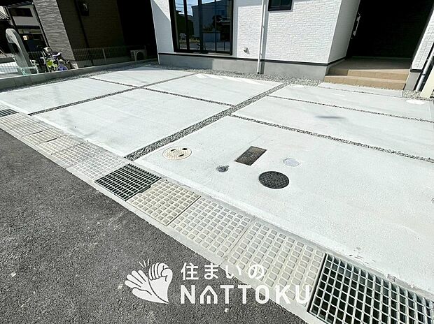 【現地写真（駐車場）】駐車スペースが広く、運転が苦手な方も安心です。