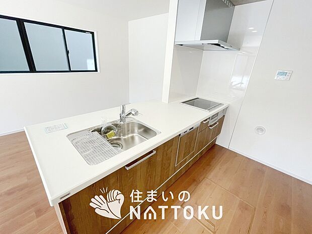 【現地写真（キッチン）】収納たっぷりのシステムキッチン、浄水器付水栓を標準装備しています。