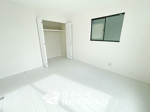 【現地写真(洋室)】木目の美しさを際立たせるシンプルデザインの建具を使用しています。