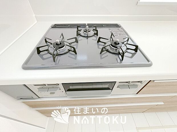 【ビルトインコンロ】フラットな構造で清掃性が高く、過熱防止センサー付３口タイプで日頃の家事も快適です。