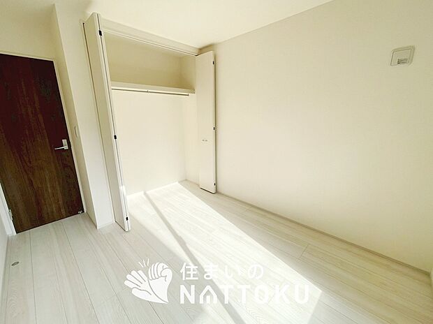 【現地写真（洋室）】木目の美しさを際立たせるシンプルデザインの建具を使用しています。