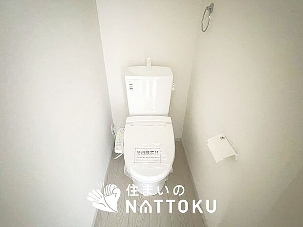 【トイレ】汚れてもサッとひと拭きでお手入れ簡単、エコ仕様の温水洗浄便座付きのトイレです。
バリアフリーにも配慮しています。
