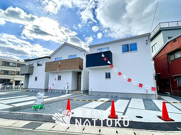 【現地写真（街並み）】雨で汚れを落とし、耐久性・耐候性に優れた外壁を使用しています。