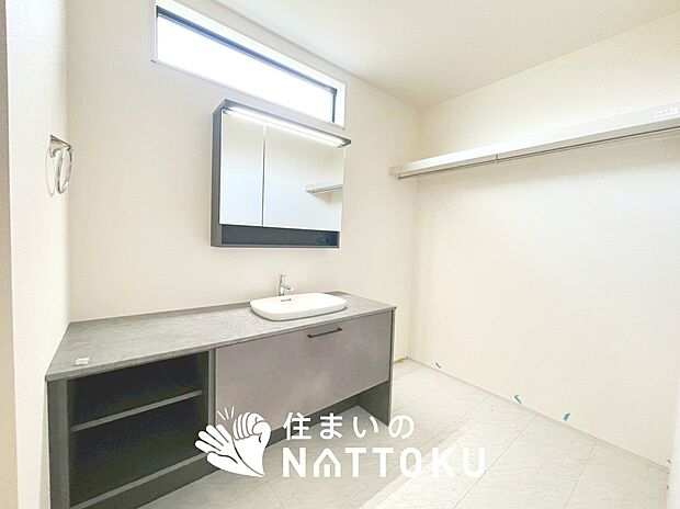 【洗面台・洗面所】鏡の両サイドは、必要なものを取出しやすく、大きな鏡面で朝の準備も快適。
使いやすいリフトアップ機能付きのシングルレバーシャワー水栓付です。
